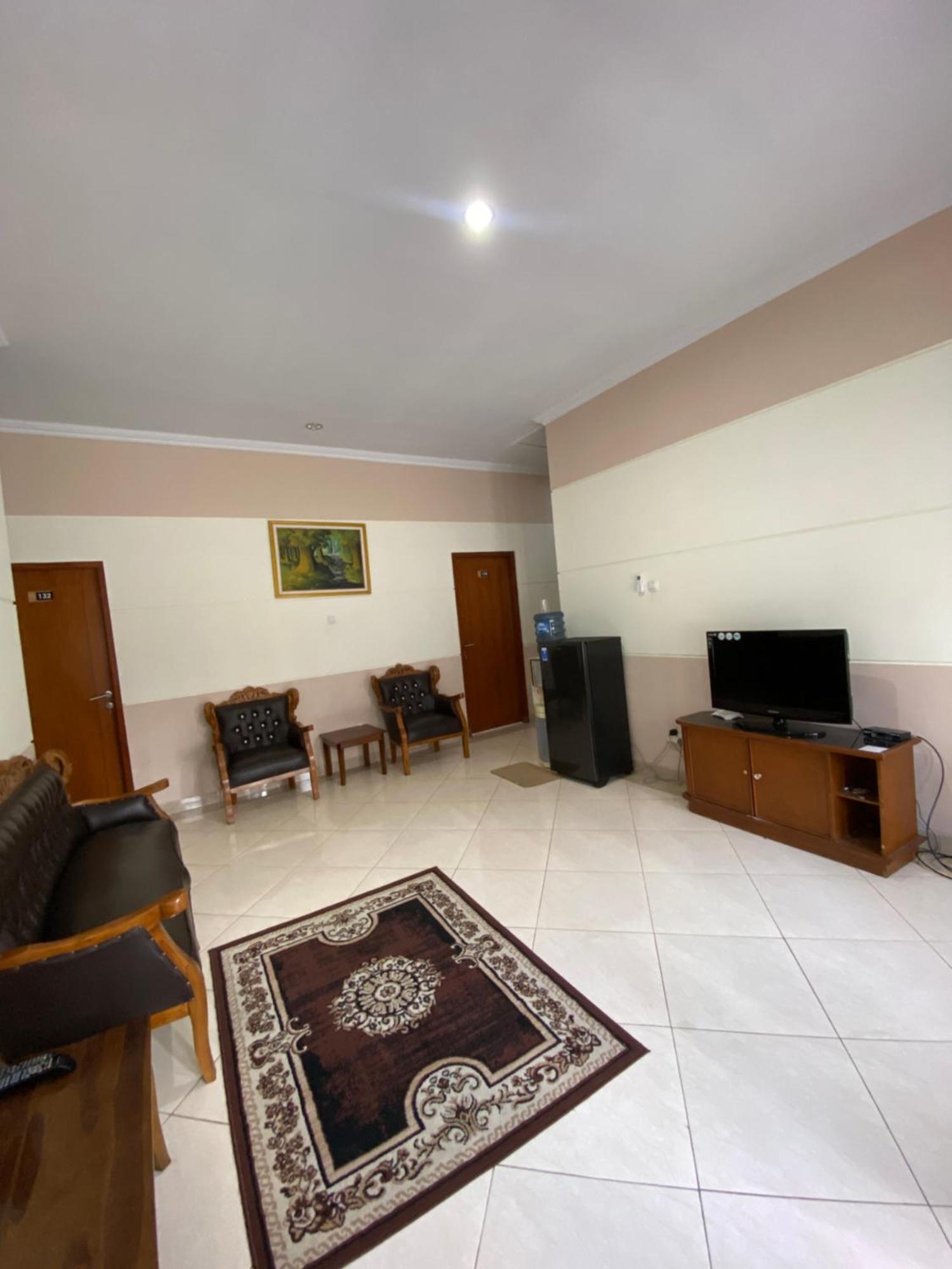 Adiputra Guesthouse 2 By Homiq Ngabean Esterno foto
