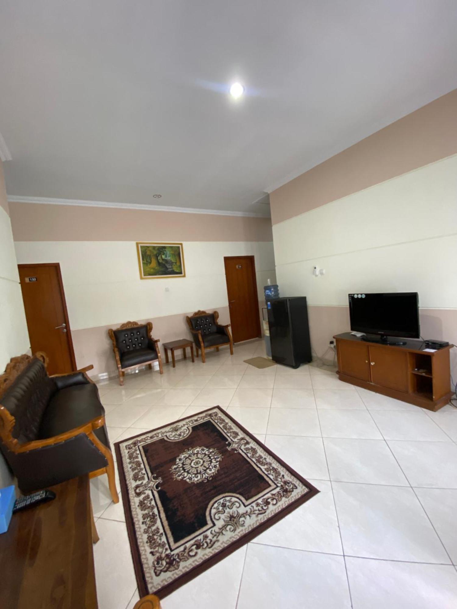 Adiputra Guesthouse 2 By Homiq Ngabean Esterno foto